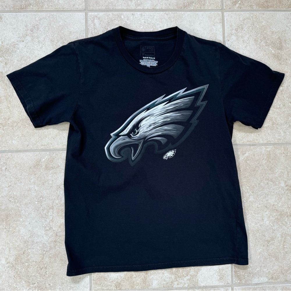 Philadelphia Eagles Youth T-Shirt 
Size: Youth Medium
Color: Black/Green